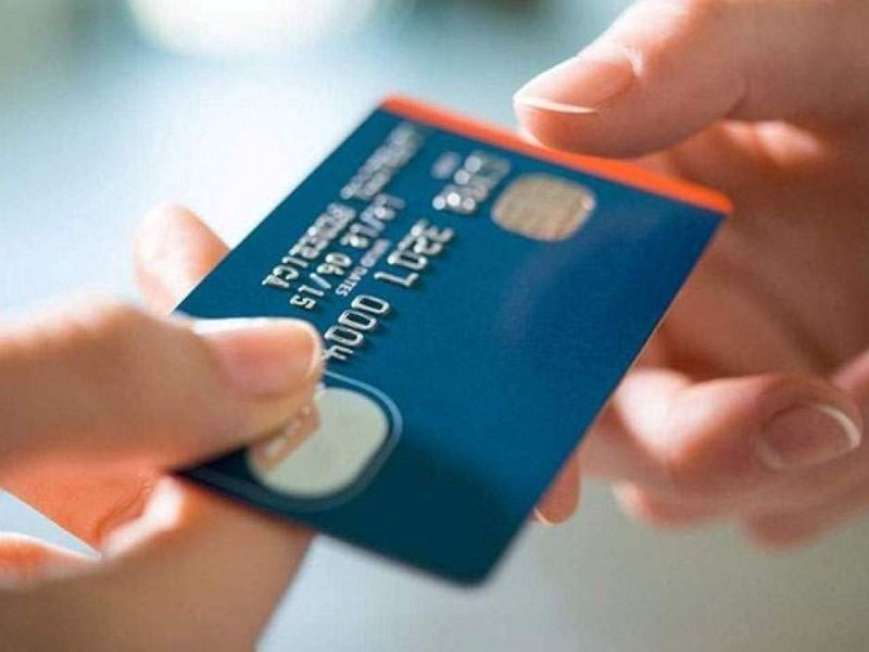 Cẩn trọng khi rút tiền thẻ tín dụng