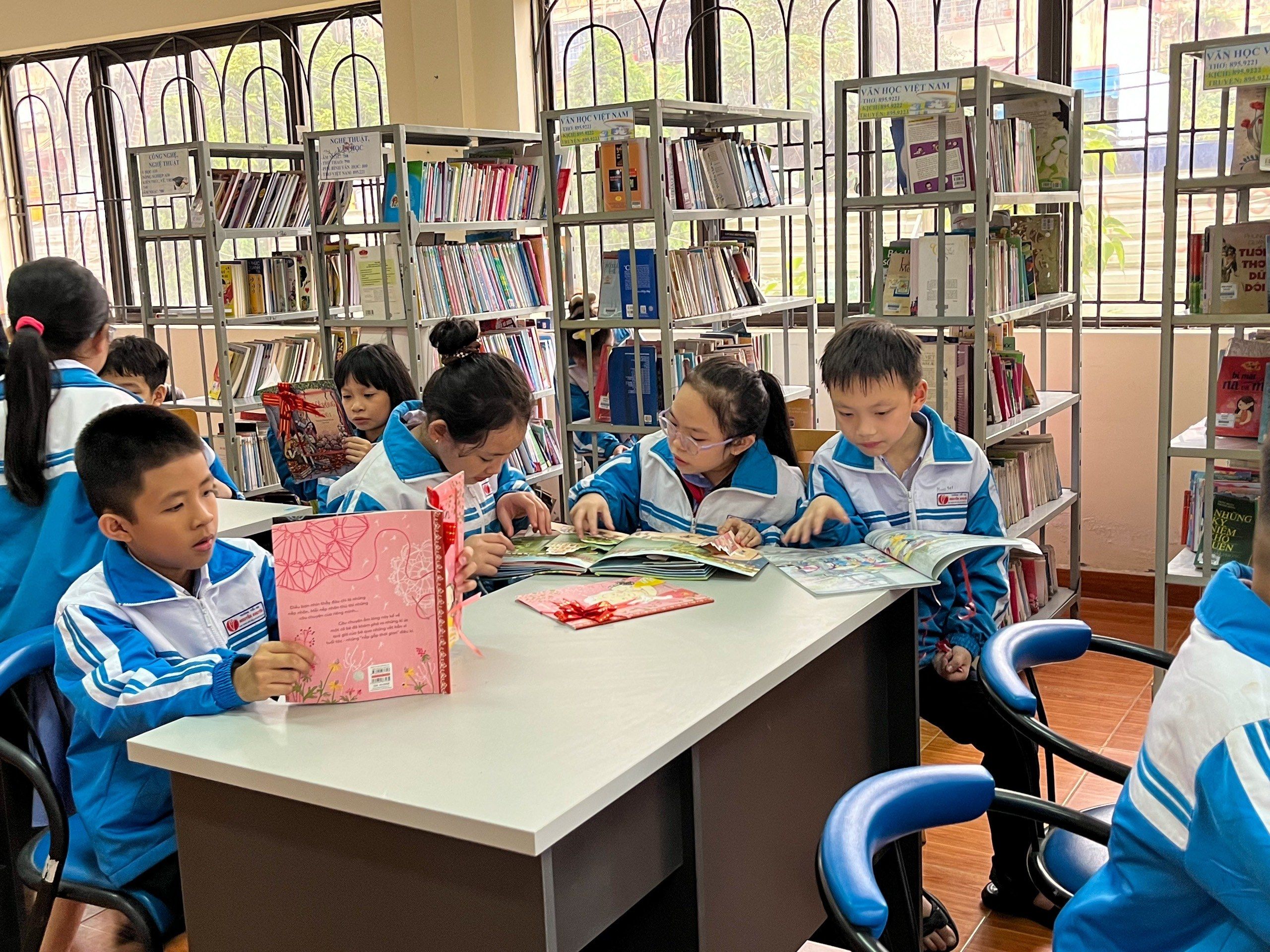 Các em thiếu nhi khám phá sách thiếu nhi do Shinhan Finance trao tặng thư viện KHTH TP. Hải Phòng