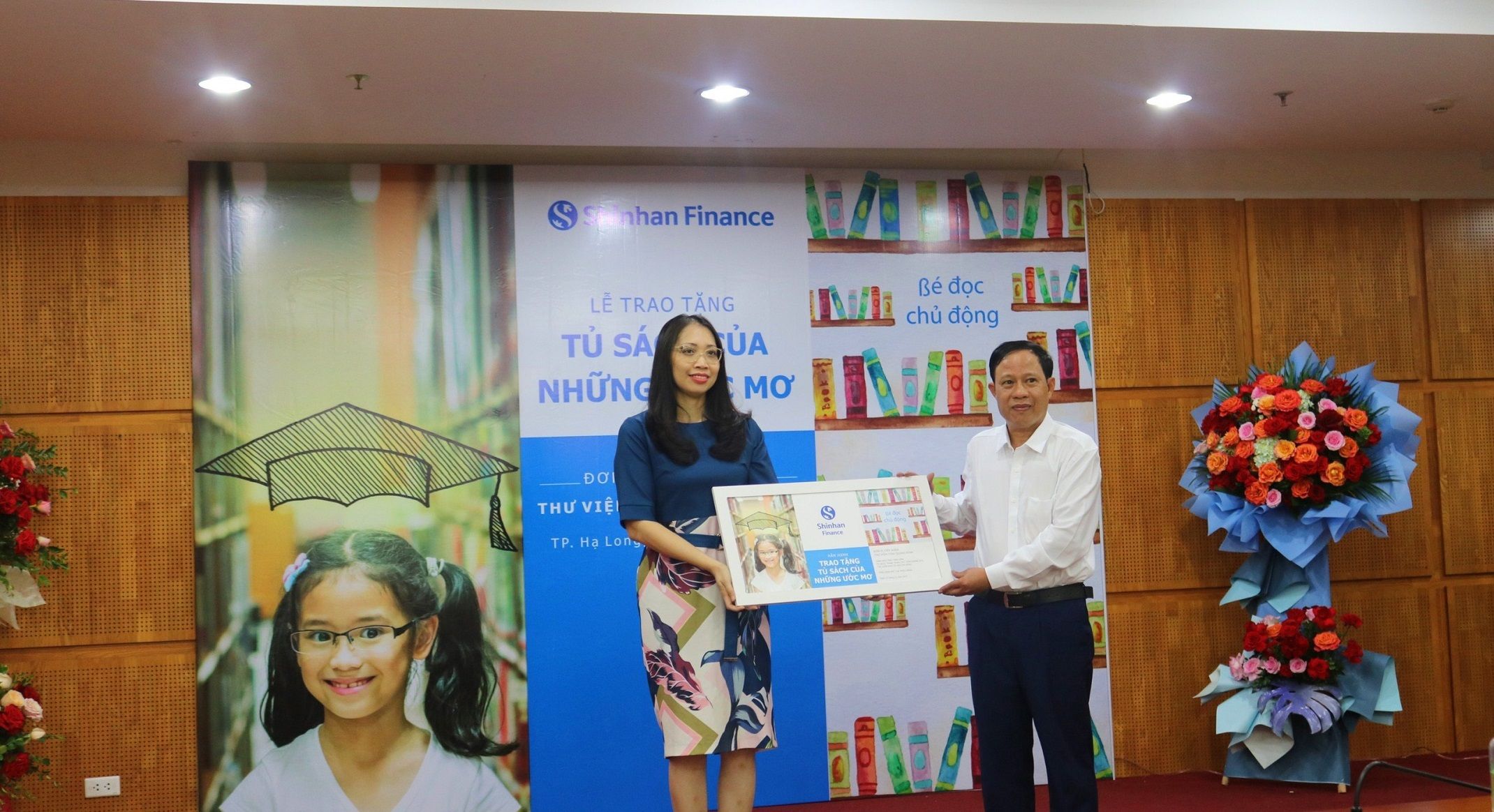 Đại diện Ban giám đốc Shinhan Finance trao tặng tủ sách cho thư viện tỉnh Quảng Ninh