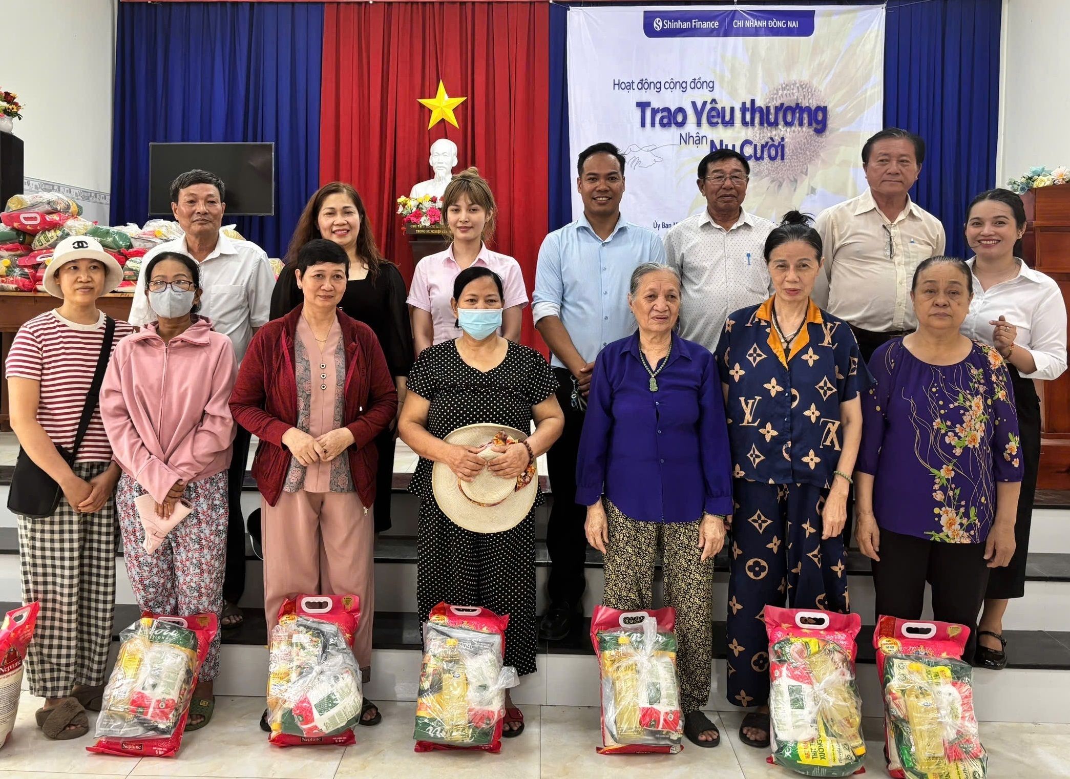Shinhan Finance staff, together with representatives of the local Vietnam Fatherland Front Committee, presented 45 gift packages to disadvantaged women in Tan Trieu Ward, Dong Nai Province.