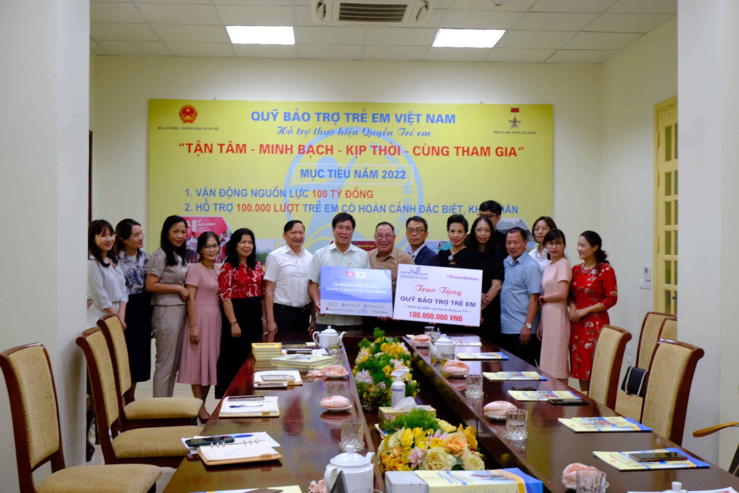 Shinhan Finance trao tặng 500 bộ quà tặng cho trẻ em Việt Nam
