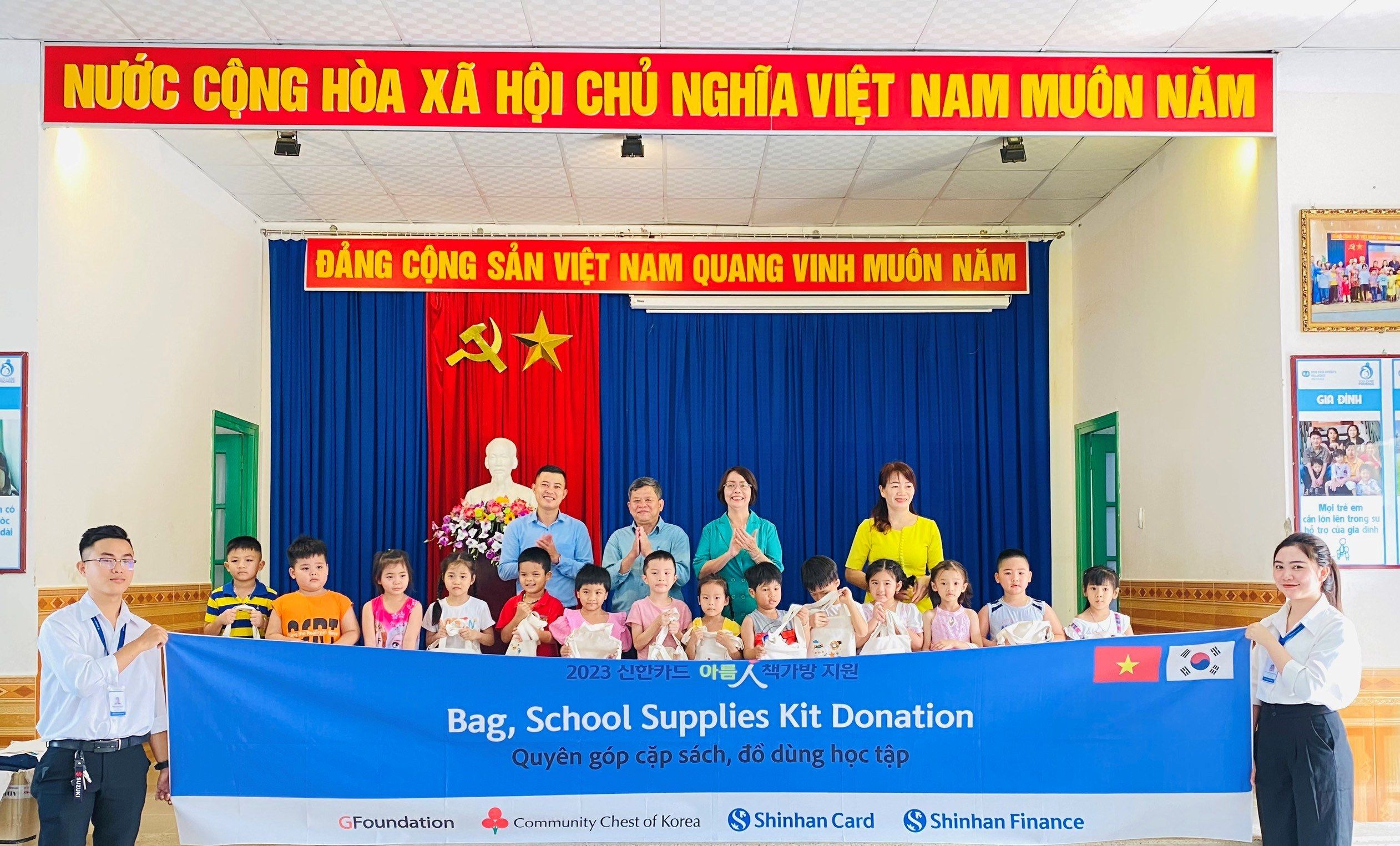 Shinhan Finance đại diện Shinhan Card trao tặng 300 phần quà cho các em nhỏ Làng Thiếu nhi SOS Nha Trang