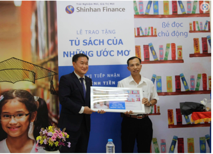 Shinhan Finance trao tặng “Tủ sách của những ước mơ” cho Thư viện Tỉnh Tiền Giang