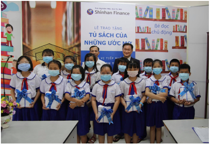 Shinhan Finance trao tặng “Tủ sách của những ước mơ” cho Thư viện Tỉnh Tiền Giang