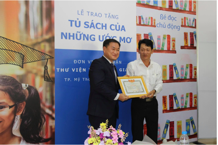 Shinhan Finance trao tặng “Tủ sách của những ước mơ” cho Thư viện Tỉnh Tiền Giang