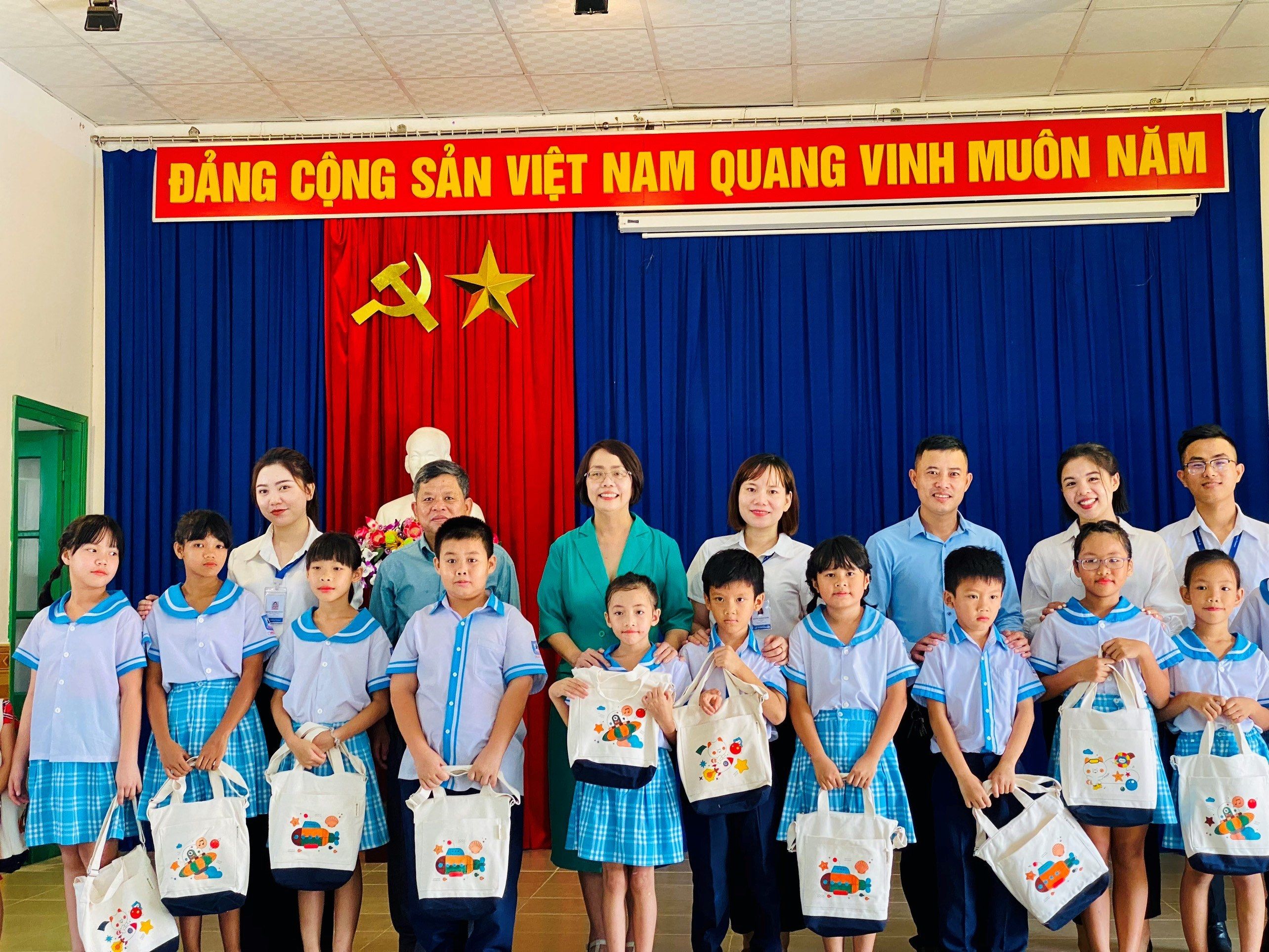 Representative of Shinhan Finance, Representative of SOS Village Nha Trang taking souvenir photos with the children